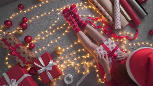 Una Joven Está Empacando Regalos Navidad Para Sus Amigos Familiares — Vídeos de Stock