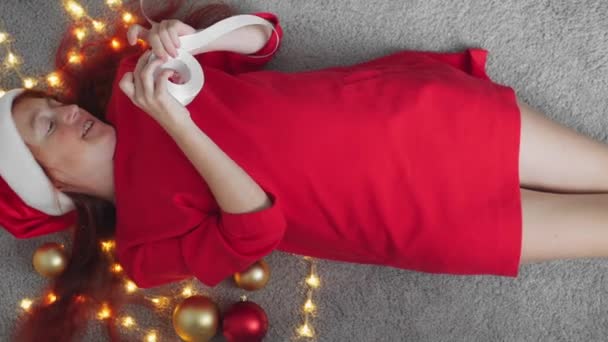 친구들 친척들에게 크리스마스 선물을 포장하고 있습니다 소녀는 리본으로 패키지를 만든다 — 비디오