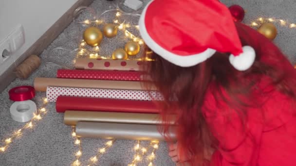 Une Jeune Femme Prépare Des Cadeaux Noël Pour Ses Amis — Video