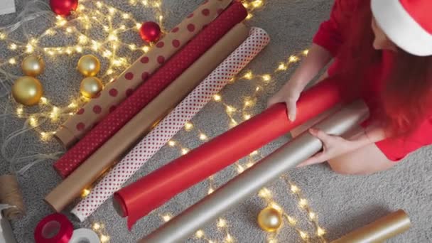 Eine Junge Frau Packt Weihnachtsgeschenke Für Ihre Freunde Und Verwandten — Stockvideo