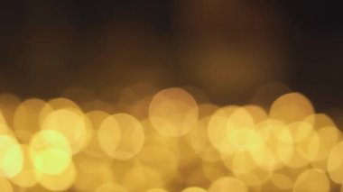 Parlayan soyut renkli çemberler noel ışıklarının dikkatini dağıttı. Bulanık peri ışıkları. Odak dışında tatil arka planında Noel ağacı. Noel ağacından gelen ışık bokeh. Noel ve Yeni Yıl teması