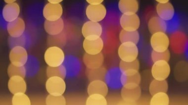 Parlayan soyut renkli çemberler noel ışıklarının dikkatini dağıttı. Bulanık peri ışıkları. Odak dışında tatil arka planında Noel ağacı. Noel ağacından gelen ışık bokeh. Noel ve Yeni Yıl teması
