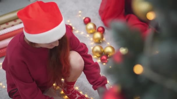 Mujer Joven Cerca Muchas Hermosas Cajas Regalo Navidad Fondo Las — Vídeo de stock