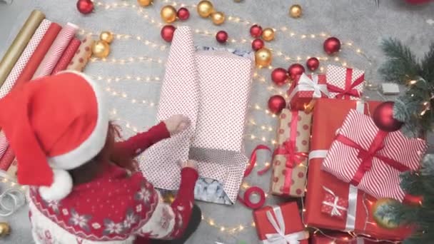 Молодая Женщина Возле Многих Красивых Рождественских Подарочных Коробок Фоне Рождественских — стоковое видео
