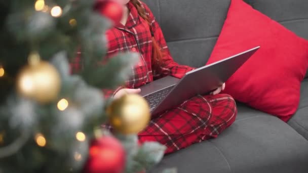Mädchen Mit Nikolausmütze Kommuniziert Mit Ihrer Familie Und Freunden Computer — Stockvideo