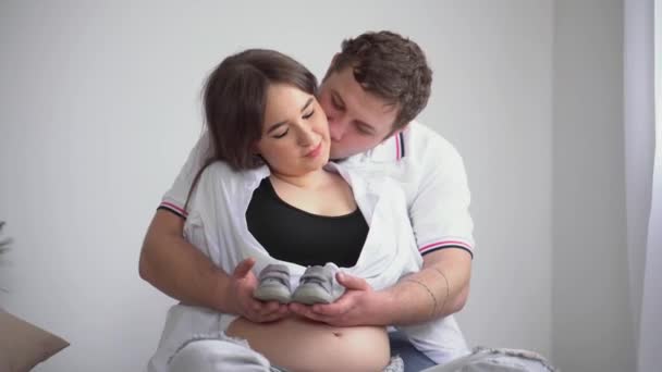 Feliz Mujer Embarazada Con Vientre Grande Descansando Casa Mujer Joven — Vídeos de Stock