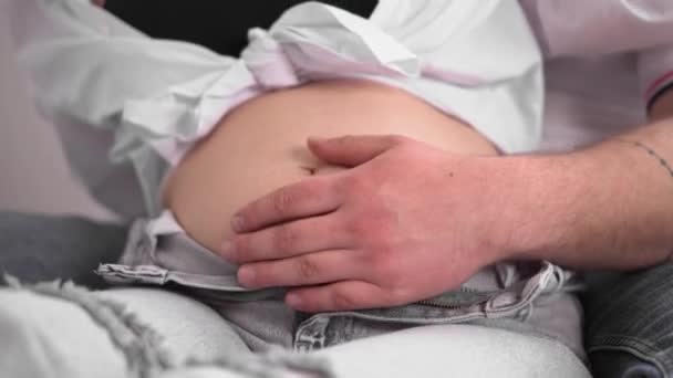 Feliz Mujer Embarazada Con Vientre Grande Descansando Casa Mujer Joven — Vídeos de Stock