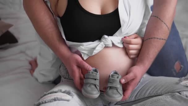 임산부 집에서 남자가 임신하고 여자가 엄마는 문질러 버린다 가족들 재공급을 — 비디오