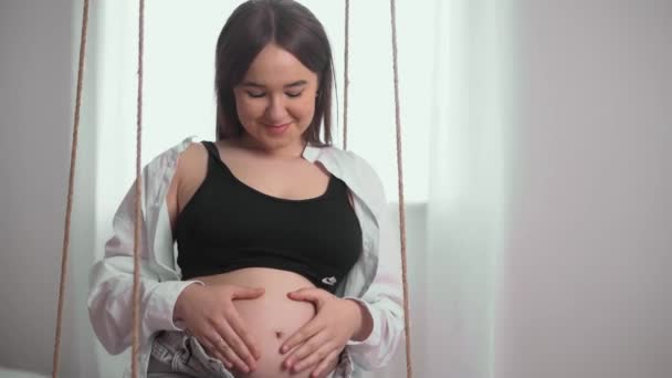 Счастливая Беременная Женщина Большим Животом Отдыхает Дома Беременная Молодая Женщина — стоковое видео