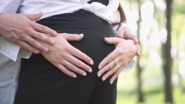 Kocası ve oğlu olan hamile bir kadın. Genç bir aile ikinci çocuklarının doğmasını bekliyor. Kocası ve çocuğu olan bir eş şehir parkında dinleniyor..