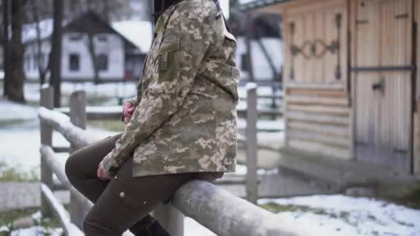 Дівчинка Військовій Формі Збройні Сили України Дівчина Брюнета Військовій Камуфляційній — стокове відео