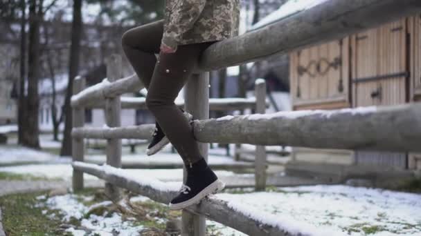Een Meisje Militair Uniform Wapens Van Oekraïne Brunette Meisje Militaire — Stockvideo