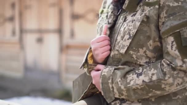 Девушка Военной Форме Вооружённые Силы Украины Брюнетка Военной Камуфляжной Форме — стоковое видео