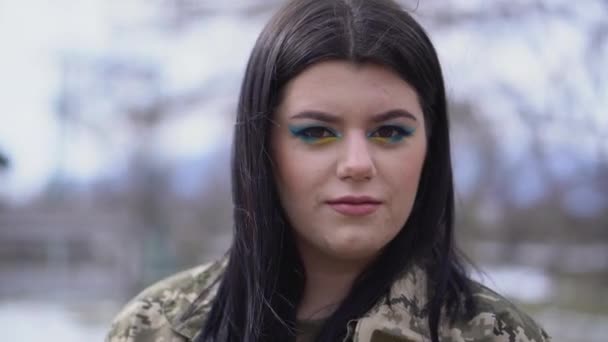 Egy Lány Katonai Egyenruhában Ukrajna Fegyveres Erői Barna Lány Katonai — Stock videók