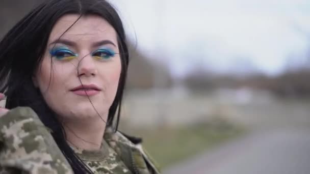 Девушка Военной Форме Вооружённые Силы Украины Брюнетка Военной Камуфляжной Форме — стоковое видео