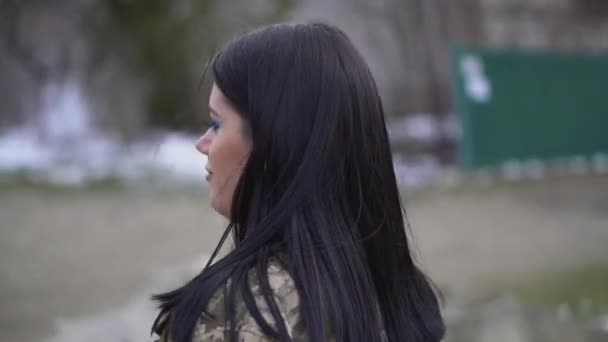 Una Chica Con Uniforme Militar Fuerzas Armas Ucrania Chica Morena — Vídeos de Stock