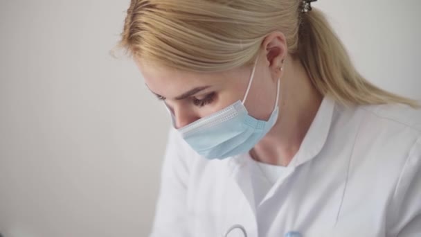 Verjongende Gezichtsbehandeling Een Vrouwelijke Cosmetoloog Egaliseert Rimpels Met Microstroom Een — Stockvideo