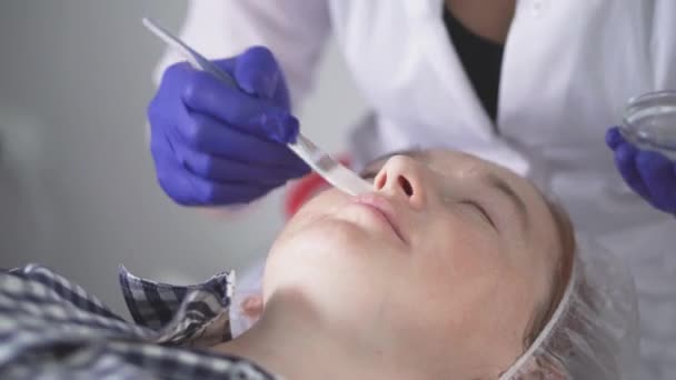 Tratamiento Facial Rejuvenecedor Una Cosmetóloga Femenina Suaviza Las Arrugas Con — Vídeos de Stock