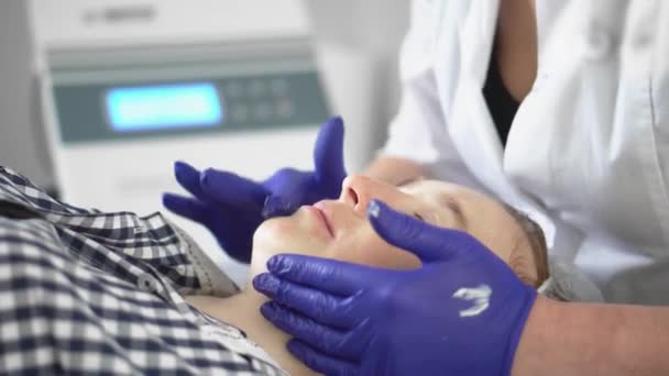 Yüz Bakımı Yenileniyor Dişi Bir Kozmetikçi Kırışıklıkları Mikro Akımla Gideriyor — Stok video
