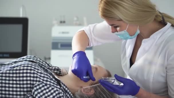Rejuvenescer Tratamento Facial Uma Cosmetologista Fêmea Suaviza Rugas Com Microcorrente — Vídeo de Stock
