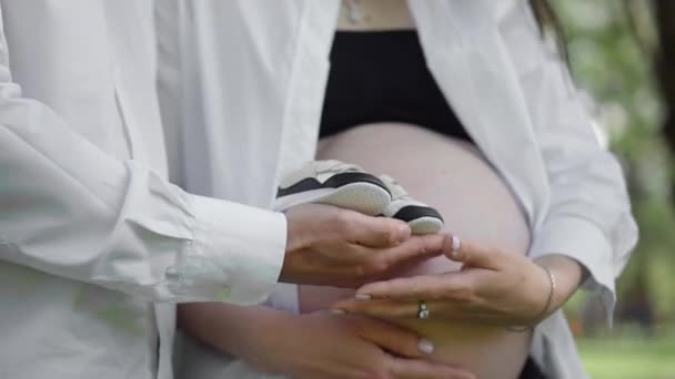 Беременная Женщина Мужем Сыном Молодая Семья Ждет Рождения Своего Второго — стоковое видео