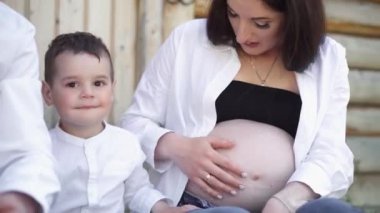 Mutlu genç bir aile parkta dinleniyor. Kocasıyla ve çocuğuyla birlikte bir eş doğada dinleniyor. Kavram: birlik, sevgi, karşılıklı anlayış, ortak ilgi alanı, birlikte zaman geçirme, boş zaman.