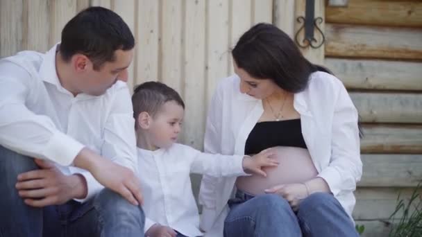 Onnellinen Nuori Perhe Lepää Puistossa Vaimo Aviomiehensä Lapsensa Kanssa Rentouttaa — kuvapankkivideo