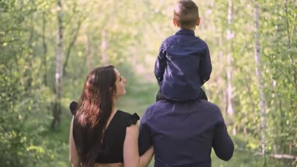 Szczęśliwa Młoda Rodzina Odpoczywa Parku Żona Mężem Dzieckiem Relaksują Się — Wideo stockowe