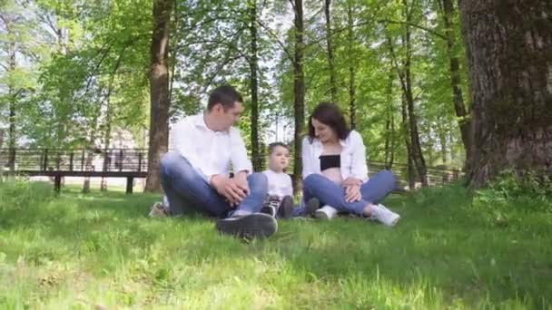 Lycklig Ung Familj Vilar Parken Hustru Med Man Och Barn — Stockvideo