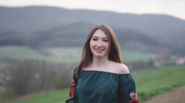 Çiçeklerin ve bitkilerin arasındaki güzel esmer kız. Doğal kozmetik ürünleri ve cilt bakımı. Doğadaki kız. Parfüm reklamı.