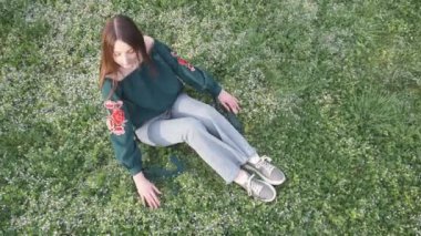 Çiçeklerin ve bitkilerin arasındaki güzel esmer kız. Doğal kozmetik ürünleri ve cilt bakımı. Doğadaki kız. Parfüm reklamı.