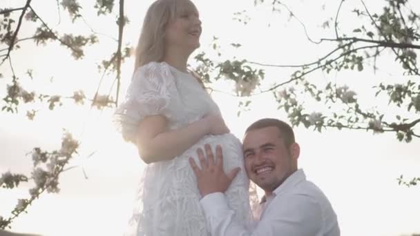Junges Glückliches Romantisches Schwangere Paar Weißem Hemd Kleid Küssen Umarmen — Stockvideo