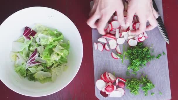 Čerstvý Zeleninový Salát Vaření Zdravého Jídla Kuchyni Vegetariánská Strava Zblízka — Stock video