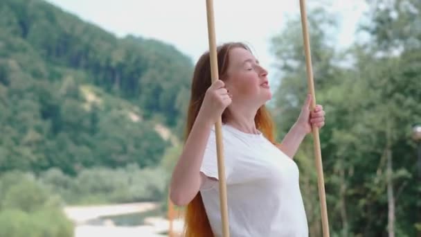 Rudowłosa Dziewczyna Jeździ Huśtawce Naturze Kobieta Relaksuje Się Bawi Letnim — Wideo stockowe