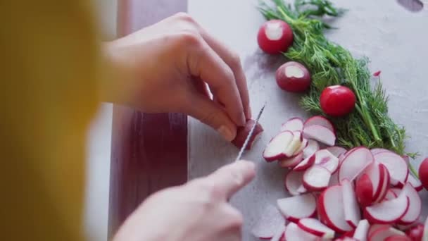 Taze Sebze Salatası Mutfakta Sağlıklı Yemek Pişirmek Vejetaryen Diyeti Turplar — Stok video