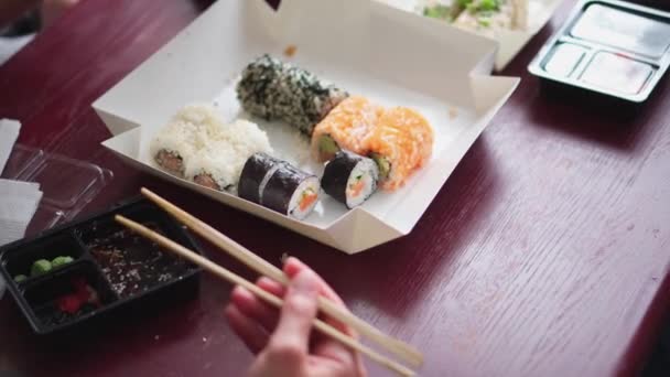 Folk Äter Japanska Sushirullar Hemma Köket Gemensamma Möten Med Vänner — Stockvideo