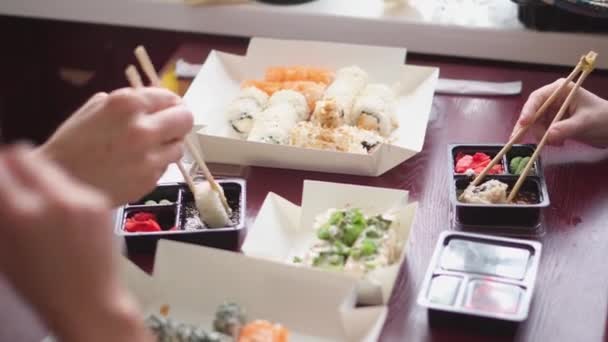 Emberek Japán Sushi Tekercset Esznek Otthon Konyhában Baráti Találkozók Japán — Stock videók
