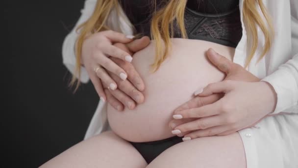 Kocasıyla Birlikte Genç Hamile Bir Kadın Aile Bir Çocuğun Doğmasını — Stok video