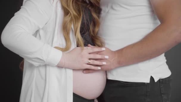 Νεαρή Έγκυος Γυναίκα Τον Άντρα Της Στο Σπίτι Οικογένεια Περιμένει — Αρχείο Βίντεο