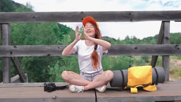 Kobieta Podróżnik Turystyczny Siedzi Spoczywa Plecakiem Torach Kolejowych Moście Dziewczyna — Wideo stockowe