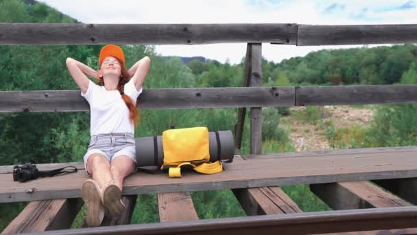 Női Turista Utazó Pihen Egy Hátizsák Vasúti Pályán Egy Hídon — Stock videók