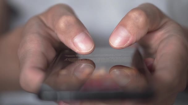Vie Dans Smartphone Jeune Homme Regarde Téléphone Portable Navigue Sur — Video