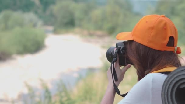 Turystka Fotografuje Przyrodę Podczas Podróży Wędrówki Kamerą Pomarańczowym Plecakiem Czapką — Wideo stockowe