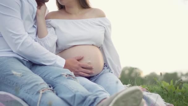 Schöne Schwangere Frau Und Ihr Mann Umarmen Ihren Bauch Zukünftige — Stockvideo