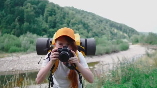 Una Chica Turista Toma Fotos Naturaleza Durante Viaje Senderismo Con — Vídeo de stock