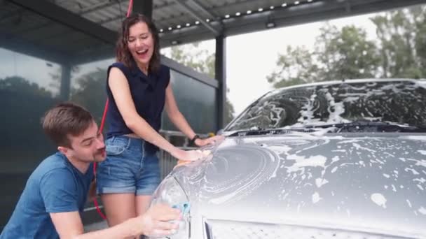 Szczęśliwa Para Myje Samochód Bawi Się Podwórku Słoneczny Dzień Mężczyzna — Wideo stockowe