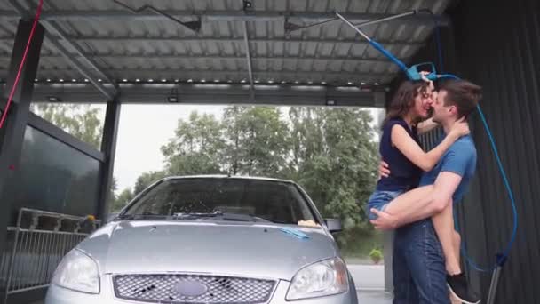 Szczęśliwa Para Myje Samochód Bawi Się Podwórku Słoneczny Dzień Mężczyzna — Wideo stockowe