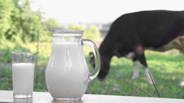 Verse Melk Een Karaf Glas Een Houten Tafel Met Een — Stockvideo