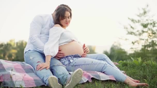 Güzel Hamile Kadın Kocası Göbeğine Sarılıyorlar Müstakbel Anne Babaları Ilk — Stok video