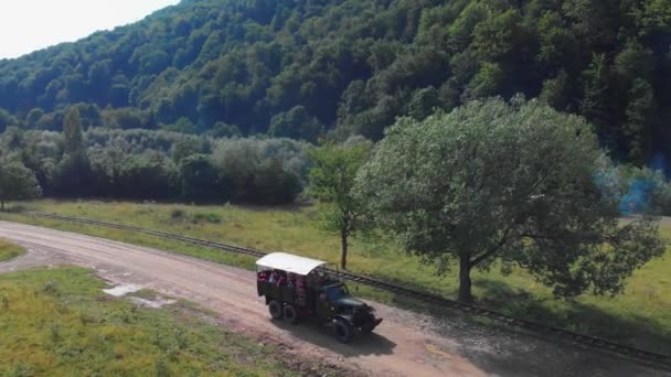 Ciężarówka Podróżuje Górskiej Drodze Trasie Turystycznej Wycieczka Turystyczna Przez Karpaty — Wideo stockowe